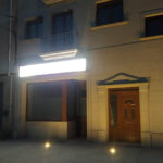 fachada con rótulo iluminado