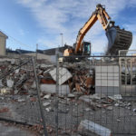 excavadora quitando escombros